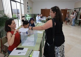 Momento de la votación en un colegio del Centro de Málaga esta mañana.