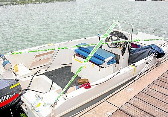 La lancha de los narcotraficantes que fue interceptada por el Servicio de Vigilancia Aduanera en la que navegaba el narco fallecido.