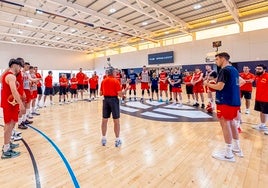 Sergio Scariolo se dirige a los jugadores antes de comenzar el entrenamiento.