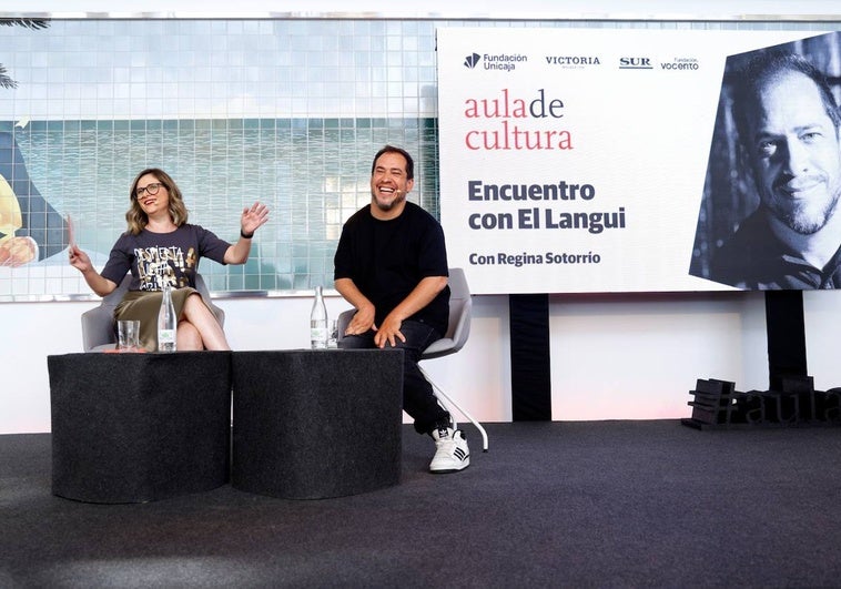 La periodista Regina Sotorrío y el rapero, actor y empresario El Langui, ayer durante el Aula de Cultura de SUR, en Cervezas Victoria.