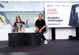 La periodista Regina Sotorrío y el rapero, actor y empresario El Langui, ayer durante el Aula de Cultura de SUR, en Cervezas Victoria.