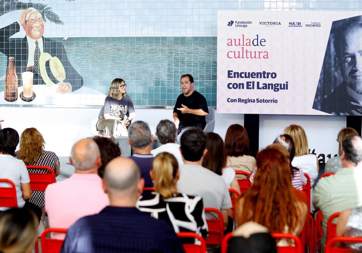 Imagen principal - El Langui repasó su trayectoria y nuevos proyectos ante una sala llena de público de todas las edades. 