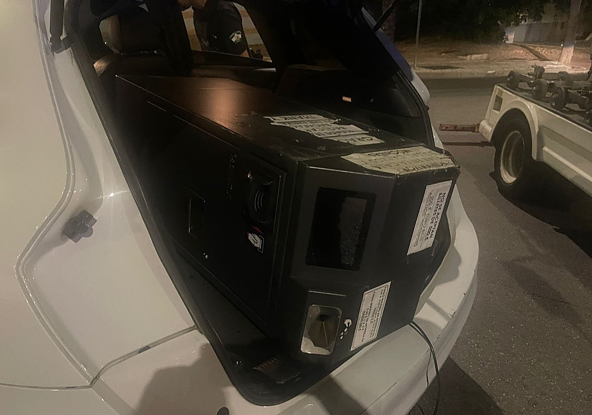 Los agentes hallaron en el maletero del coche la máquina de cambio de dinero que habían arrancado del supermercado.