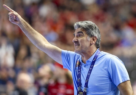 Antonio Carlos Ortega, en la final del domingo en el Lanxess Arena de Colonia dirigiéndose a un jugador.