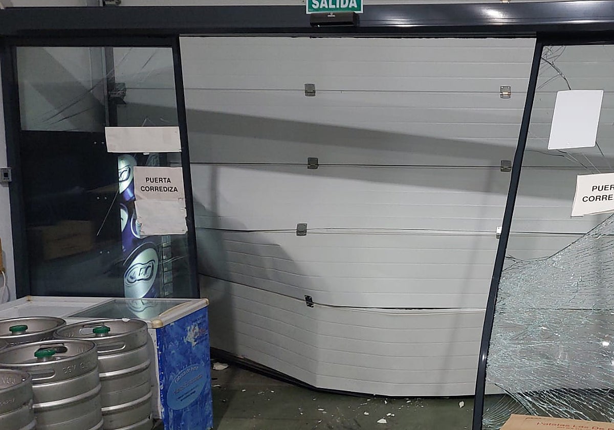 Imagen principal - En las imágenes, los daños ocasionados en el supermercado a causa del alunizaje y las herramientas que presuntamente emplearon para arrancar la caja de cambio de dinero.