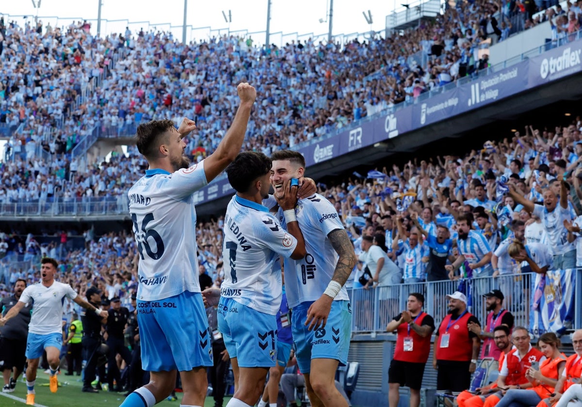 Genaro y Kevin celebran un gol de Roberto ante el Celta B el sábado.