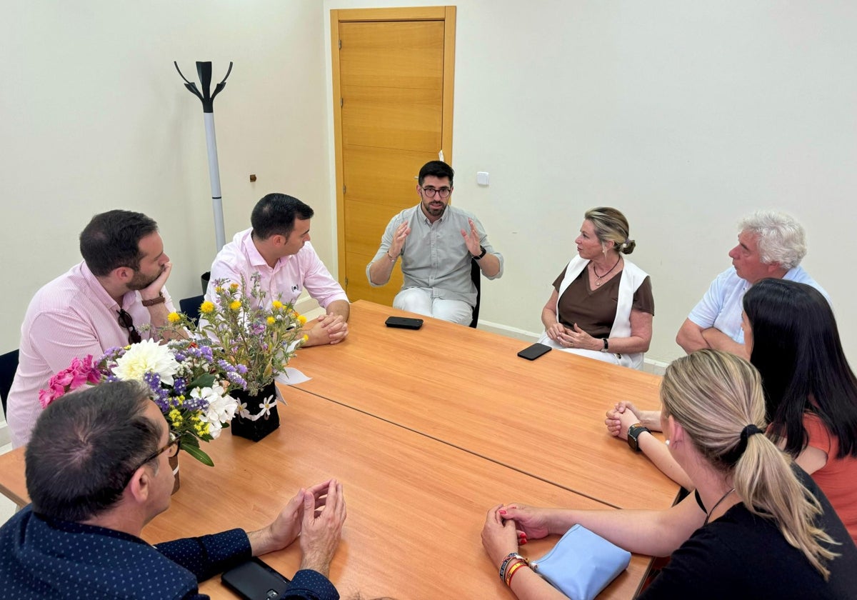 Reunión entre Daniel Gómez, Carmen Sánchez y representantes de la corporación municipal.