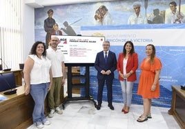 El alcalde de Rincón de la Victoria y presidente de la Diputación Provincial de Málaga; junto a la concejala de Cultura; el director de La Térmica; María Moreno de Prodipec, y Laura Ríos, responsable de un puesto de joyería.