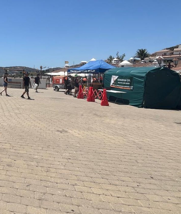 Imagen secundaria 2 - Tres imágenes del rodaje de 'Dos tumbas', este lunes en Frigiliana.