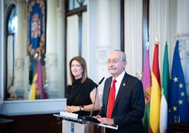 Francisco de la Torre, junto a la edil de Urbanismo, Carmen Casero, este lunes.