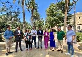 Dani Pérez, y los concejales socialistas, en el paseo del Parque.