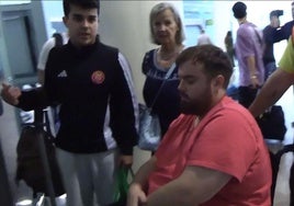 Ibai Llanos, en silla de ruedas, a su llegada a España.