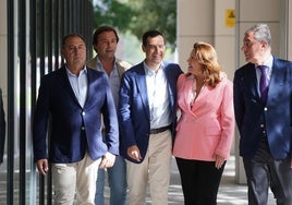 Juanma Moreno, con Carmen Crespo y otros dirigentes del PP a su llegada a la reunión.