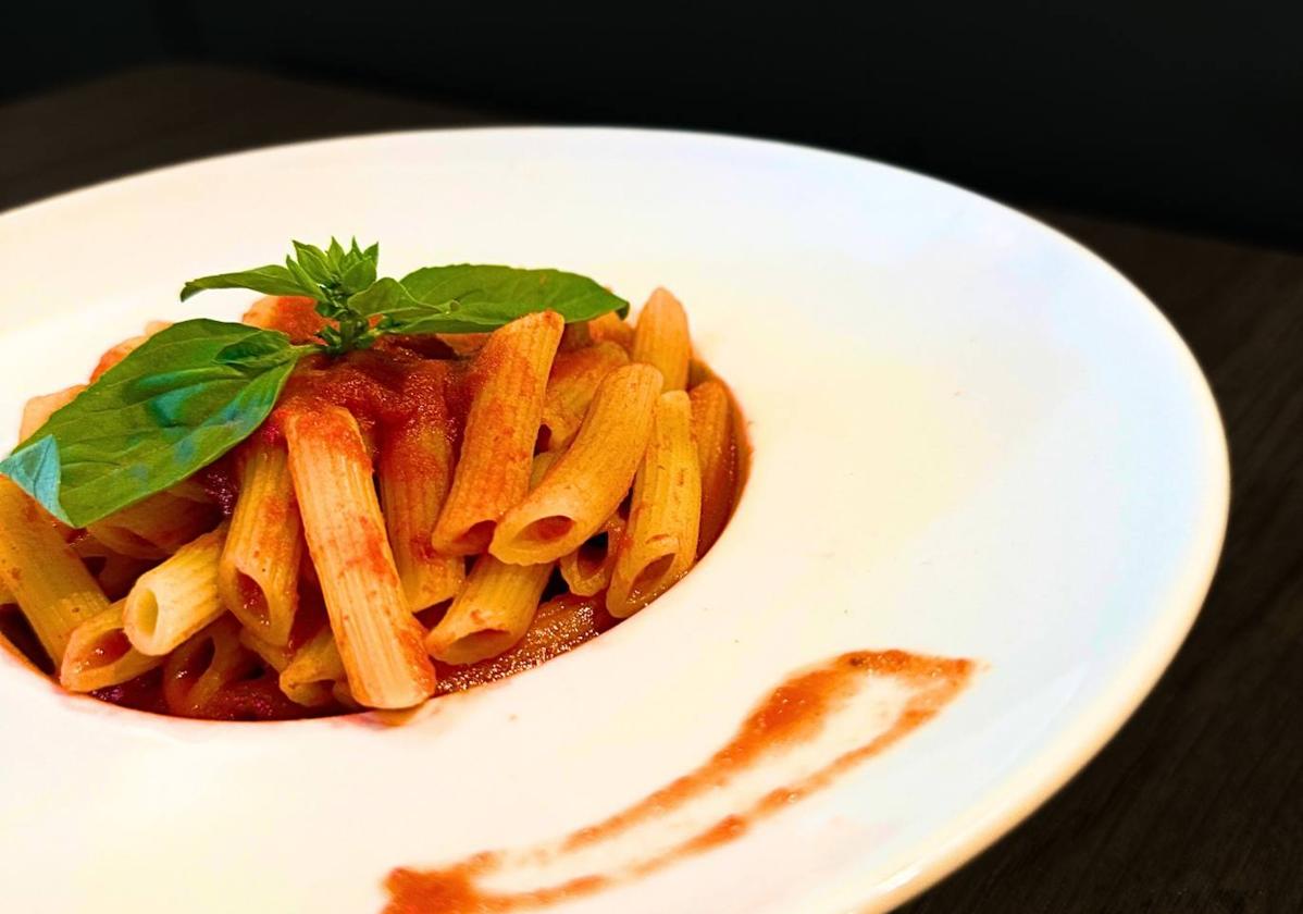 Penne al pomodoro: una muestra del buen hacer con la pasta de esta pizzeria.