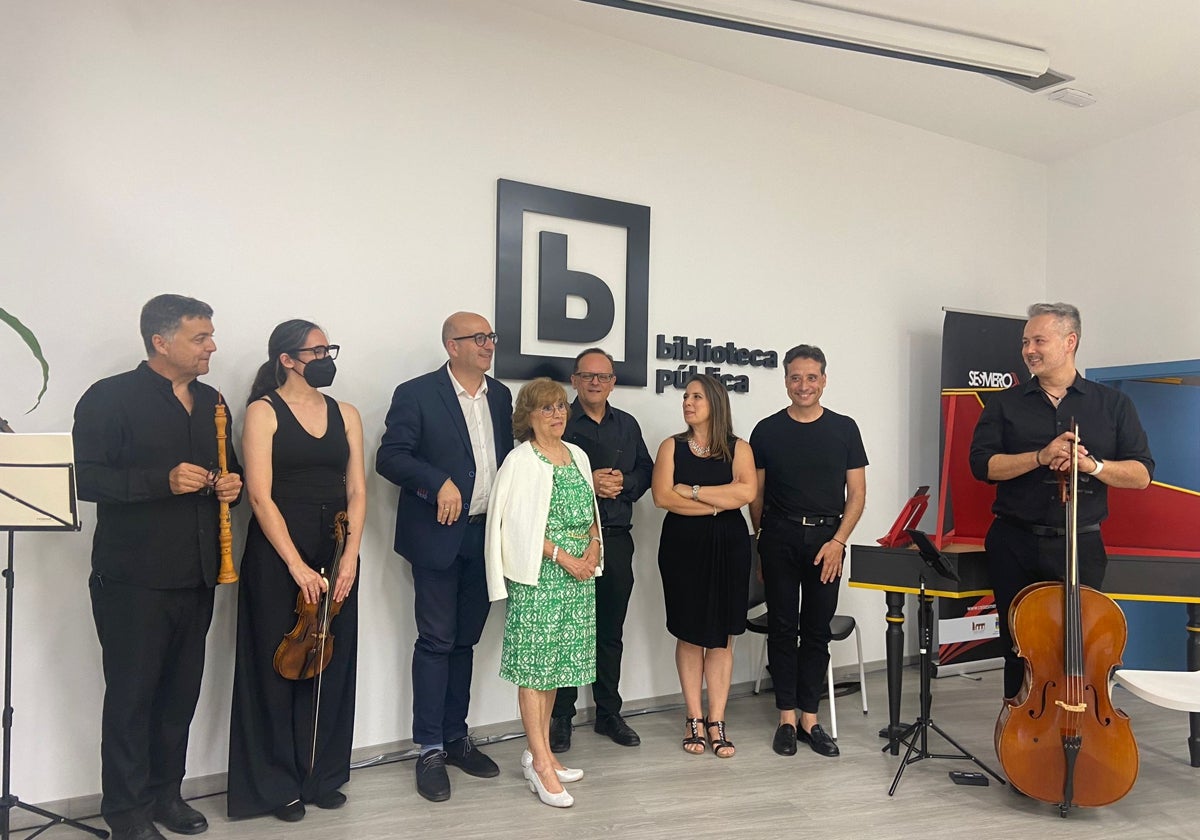 La autora de la obra, con el concejal y los músicos, durante la presentación del libro.