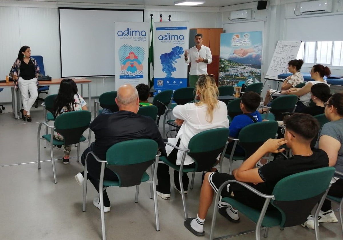 Imagen de la presentación del campamento para menores con diabetes en el Hospital Comarcal de la Axarquía.