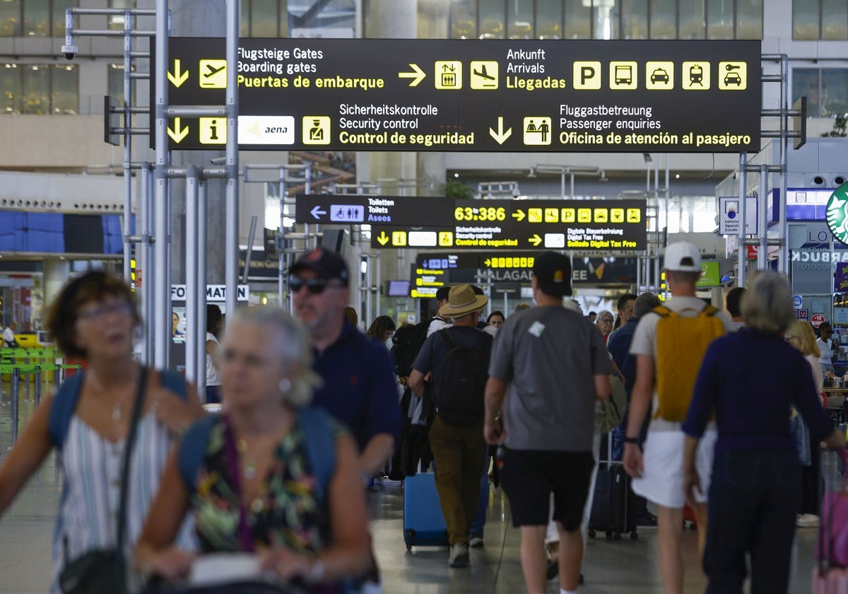 Concurrido el pasillo de Salidas de la T3 del aeropuerto de Málaga.