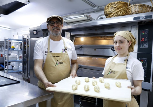 Mónica y el profesor Martínez de la Ossa, ante uno de los hornos donde se terminan las preparaciones de los alumnos.