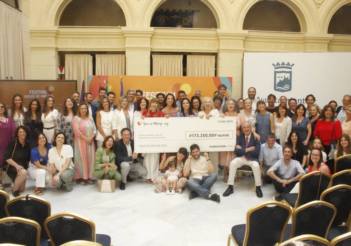 Equipo de organización de Soles de Málaga, colaboradores y algunas de las entidades beneficiarias.