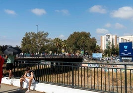 Panorámica de la cola, que atraviesa el puente de Martiricos.