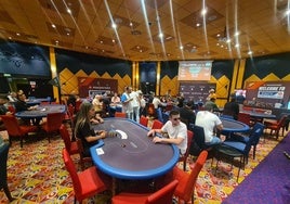 Jugadores en el interior del Casino Torrequebrada en Benalmádena.