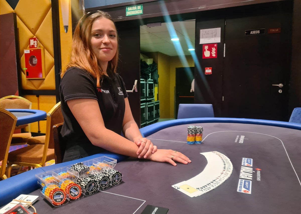 Imagen secundaria 1 - Por orden, el embajador de PokerStars, Guillermo Sanz; una crupier del torneo, y jugadores de póker tras un partido de fútbol.