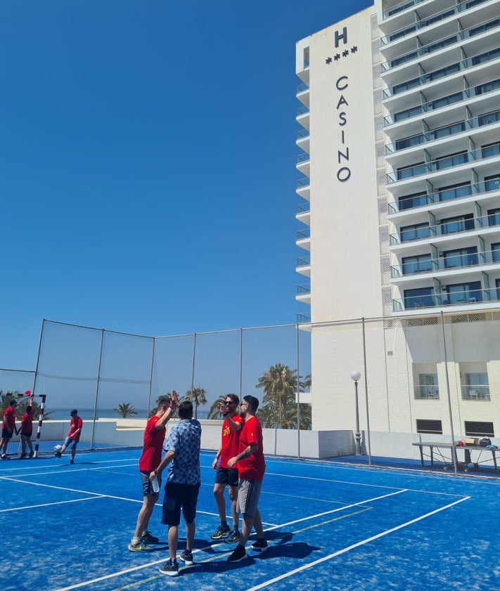 Imagen secundaria 2 - Por orden, el embajador de PokerStars, Guillermo Sanz; una crupier del torneo, y jugadores de póker tras un partido de fútbol.