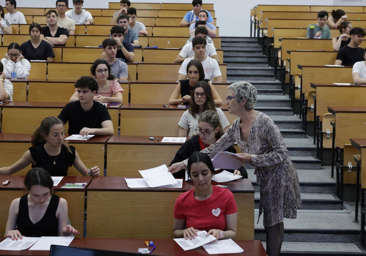 Alumnos en el examen de selectividad de la semana pasada en la Universidad de Málaga.