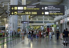 Vista del pasillo central de la T3 del aeropuerto de Málaga.