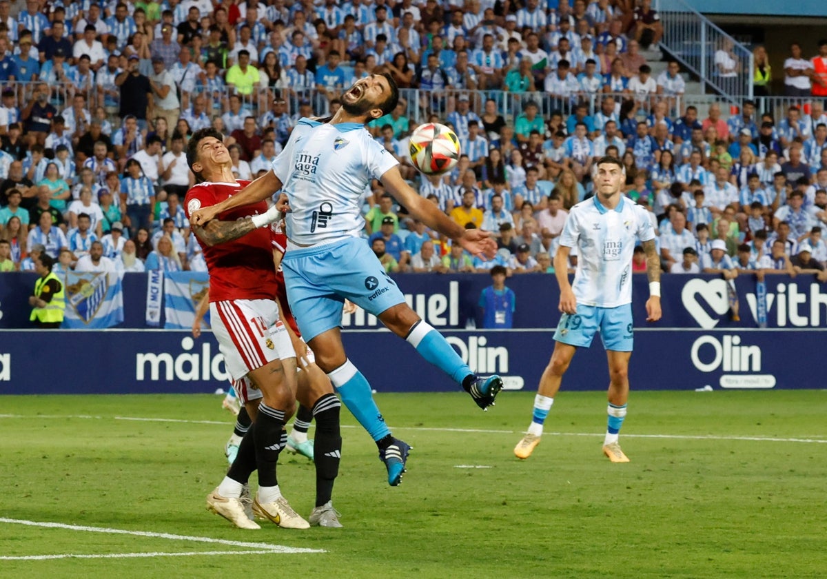 Trigueros derriba a Galilea en el penalti que originó el 2-1.