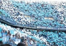 Una parte del mosaico de cartulinas blanquiazules creado por los aficionados en La Rosaleda.