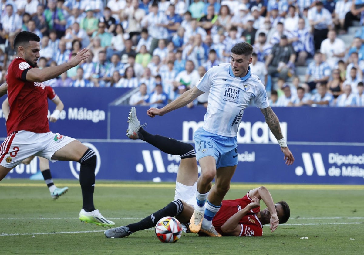 Roberto, en la jugada del primer tiempo en la que reclamó penalti.