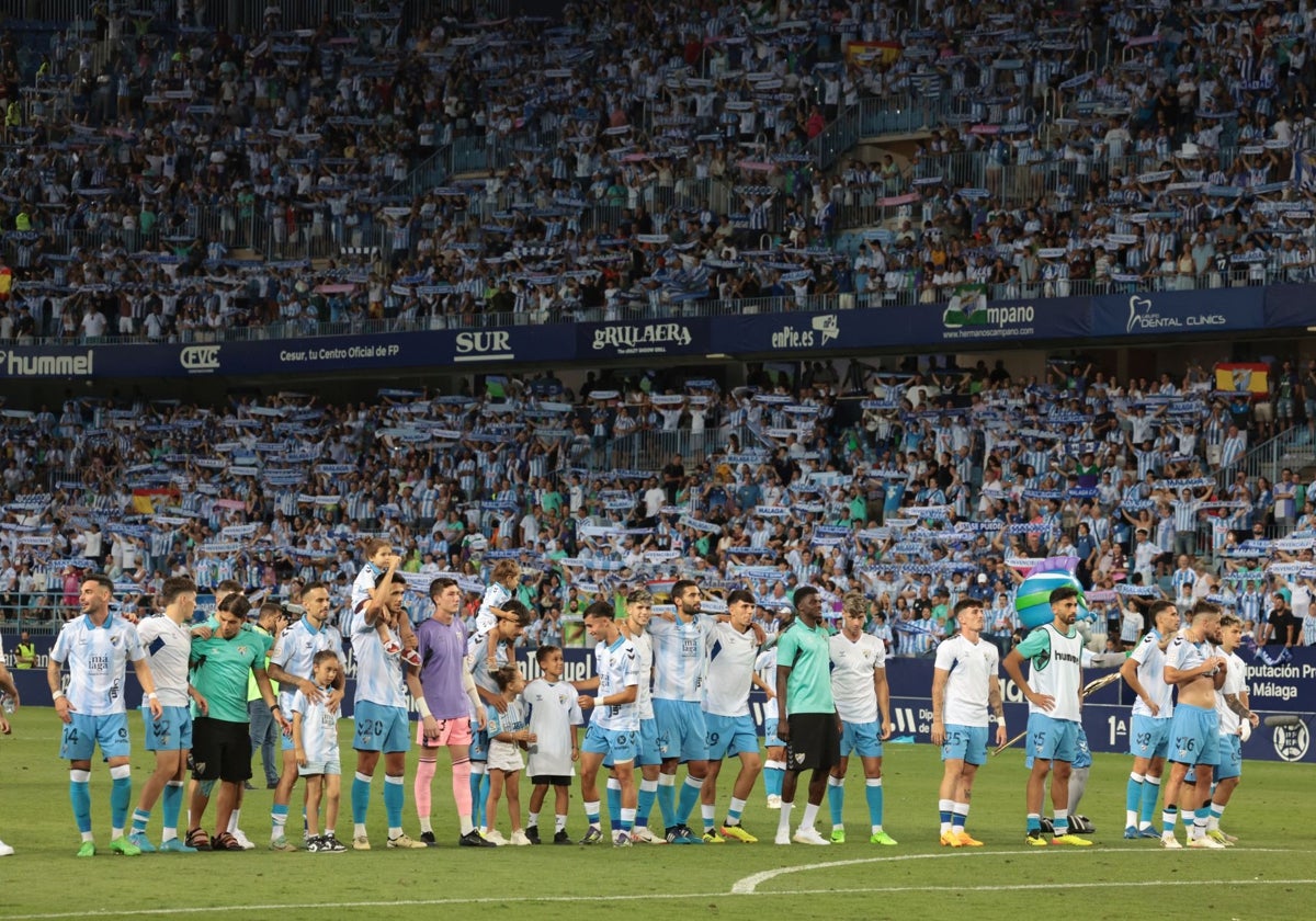 Los aficionados despiden a los jugadores del Málaga tras la victoria que pone a su equipo por delante en la final por el ascenso a Segunda.