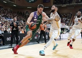 Barreiro trata de superar a Poirier en la final de la Supercopa jugada en Murcia.
