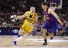 Kyle Guy intenta penetrar ante la defensa del argentino Laprovíttola.