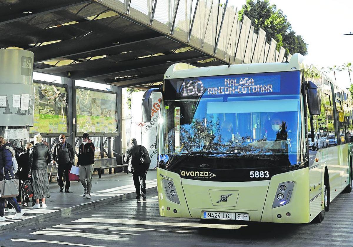 Viajeros en la subestación de autobuses del Muelle Heredia.