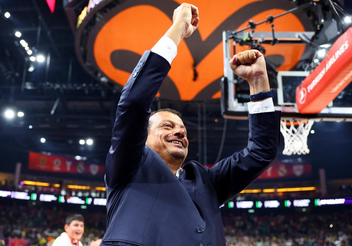 Ataman celebra el título de la Euroliga logrado por el Panathinaikos ante el Madrid.