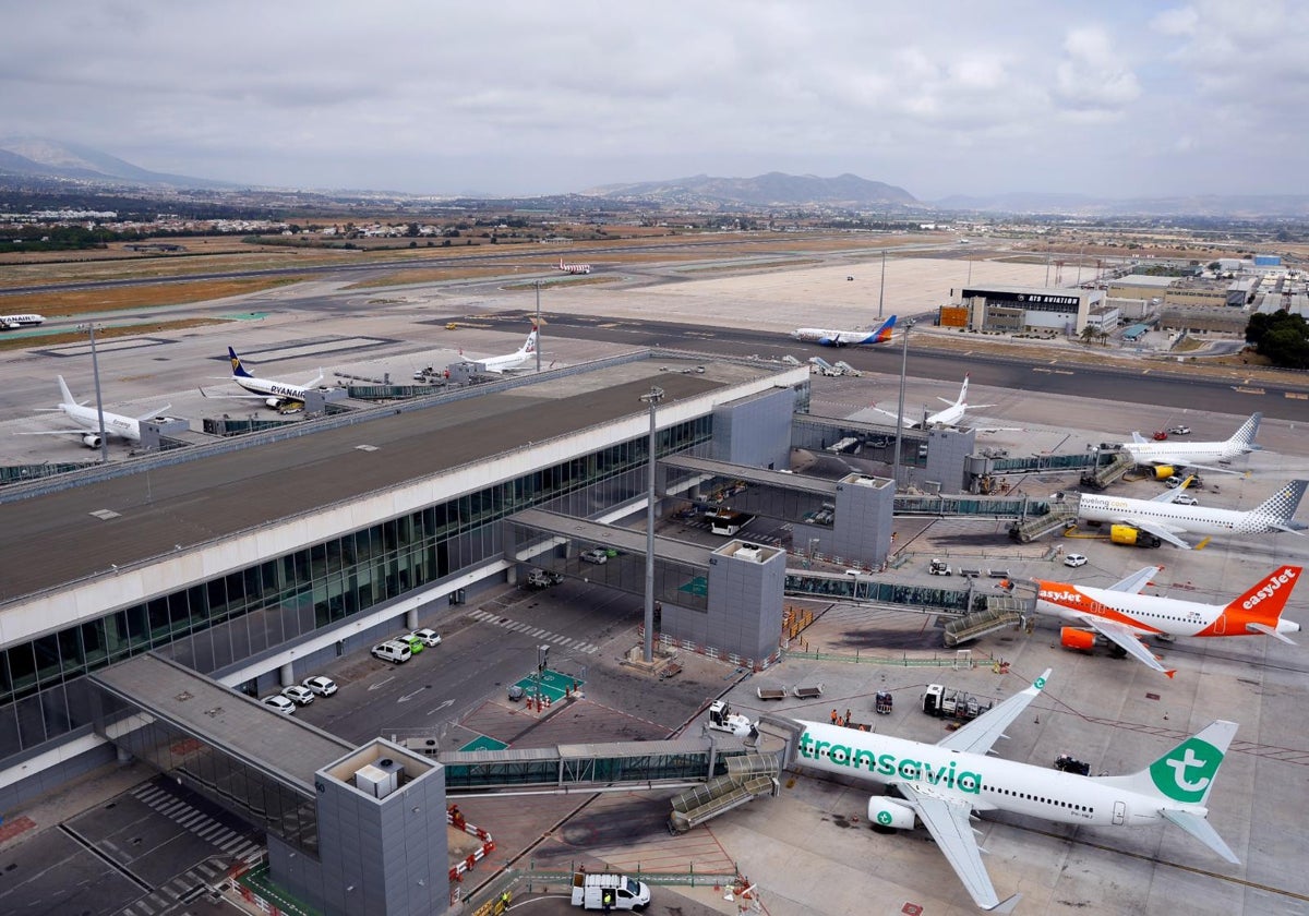 Aviones listos para el embarque en el aeropuerto de Málaga.