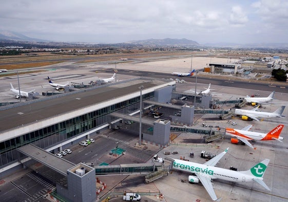 Aviones listos para el embarque en el aeropuerto de Málaga.