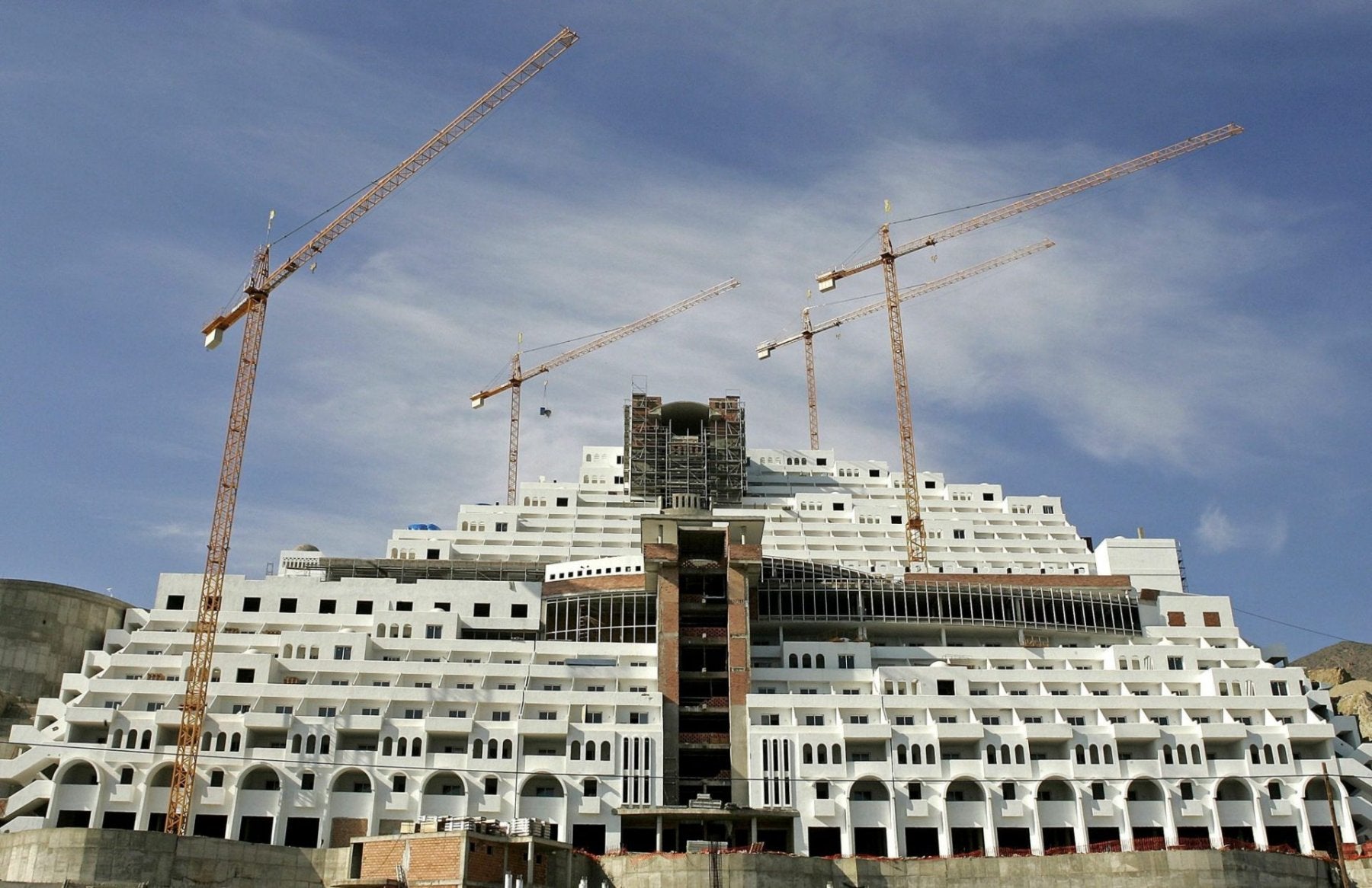 Hotel con las obras paralizadas en la playa del Algarrobico.