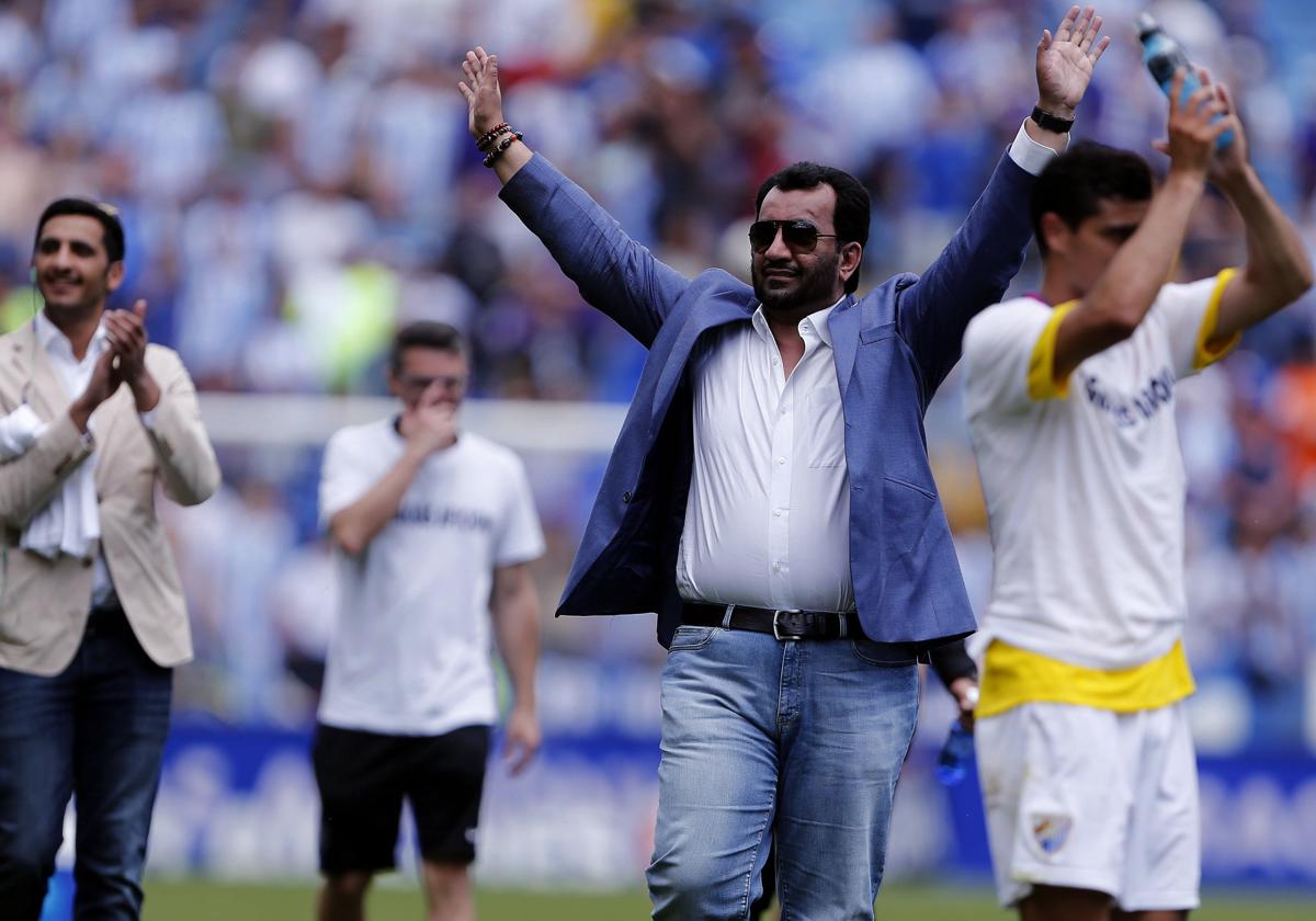 Imagen de archivo de 2016 donde el jeque Abdullah Al-Thani saluda a los aficionados en La Rosaleda.