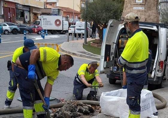 Personal de Aqualauro, en trabajos de renovación de la red y renovación de contadores.