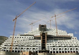 Hotel con las obras paralizadas en la playa del Algarrobico.