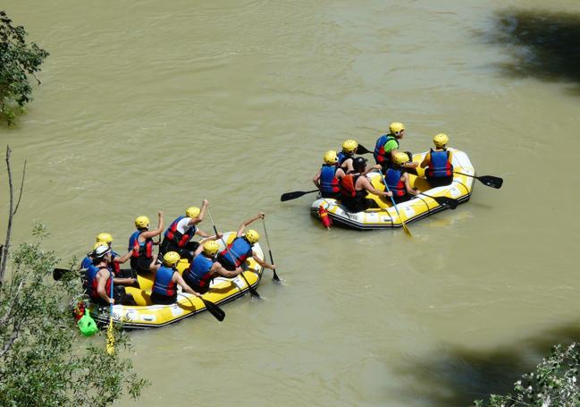 En el Genil, a su paso por Cuevas Bajas, se puede practicar el rafting.