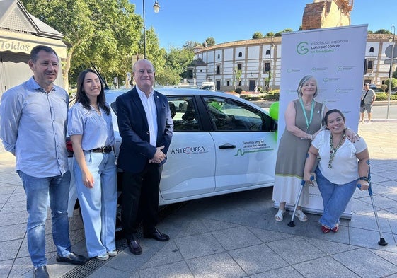 Representantes del Ayuntamiento y de la AECC en Antequera con el vehículo