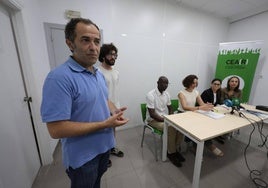 Los responsables de la Comisión Española de Ayuda al Refugiado (CEAR) en Málaga, ayer durante la rueda de prensa.