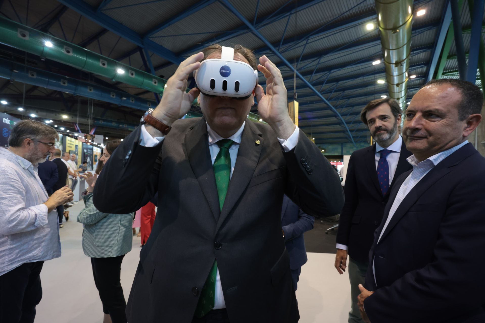 Arturo Bernal prueba unas gafas de realidad virtual junto a Manolo Castillo, director de SUR, y Antonio González, director general de Prensa Malagueña.