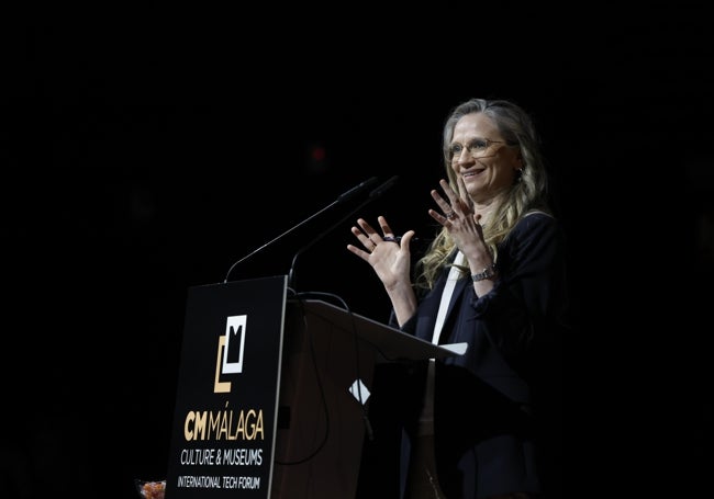 Nuria Rodríguez Ortega, profesora de la UMA y relatora del simposio.