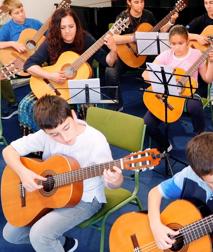 Imagen secundaria 2 - Tres imágenes del alumnado del conservatorio torreño en clases y actuaciones.