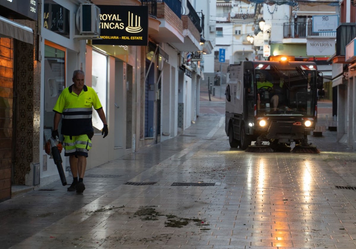 Una hidrolimpiadora trabajando en las calles de Benalmádena.